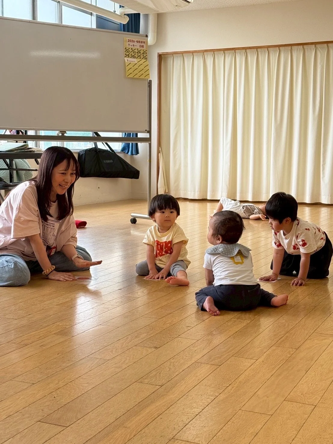 親子が教室の入口で靴をそろえ、明るい室内へ入っていく自然な場面