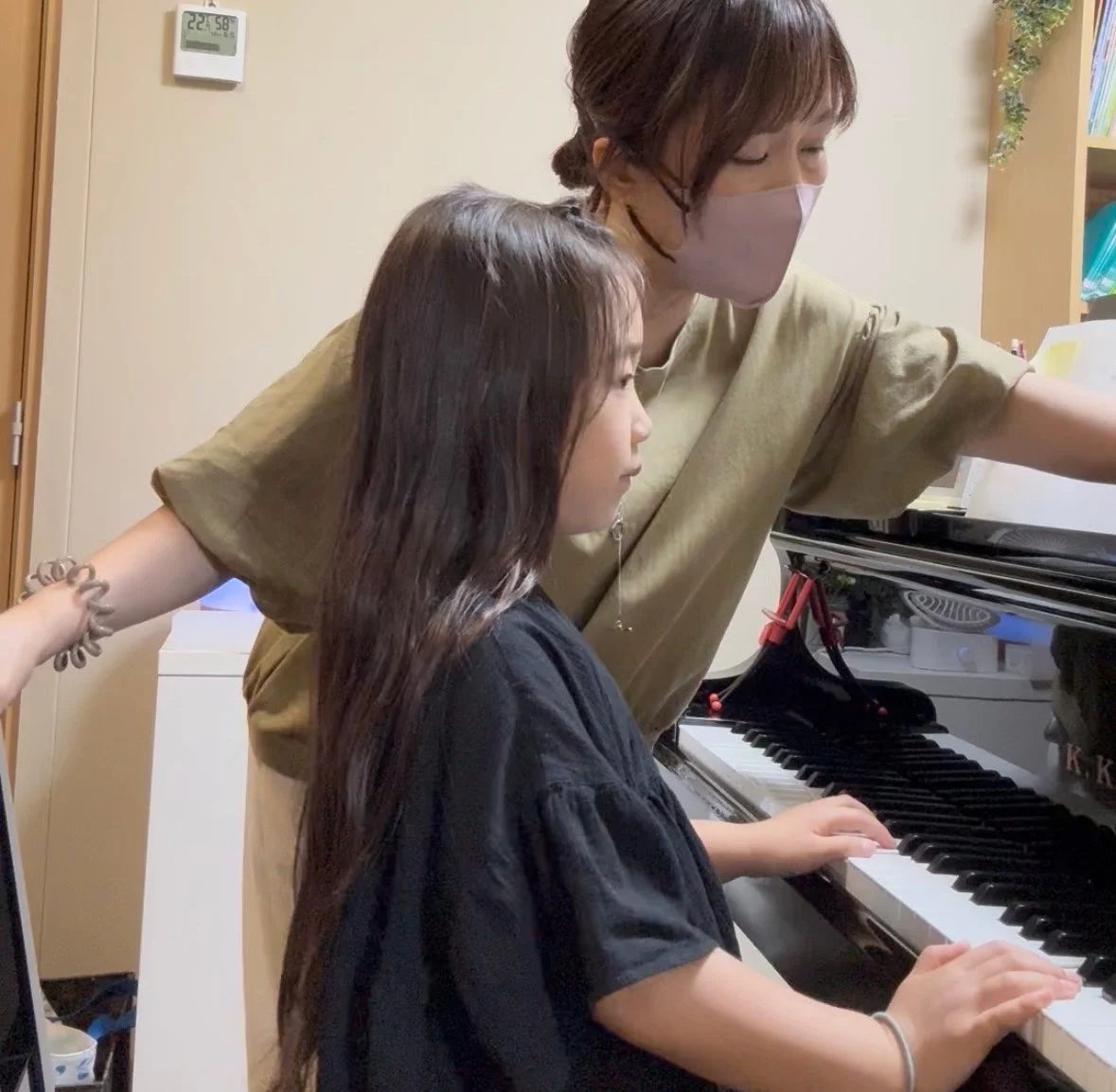 木目の棚に楽譜と音符カードが並ぶレッスン室の一角