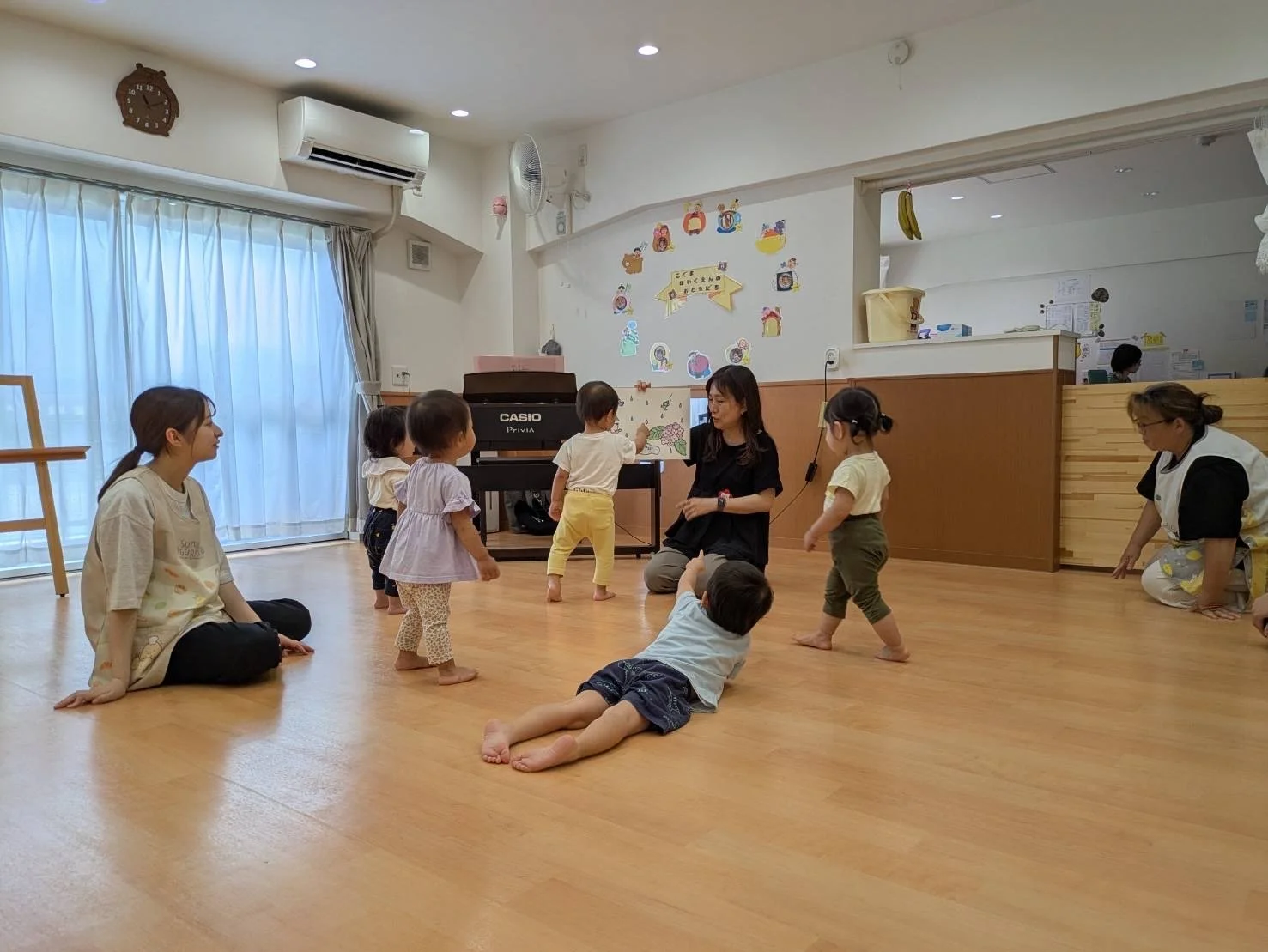 ピアノ鍵盤の上に子どもの手がそっと置かれている様子