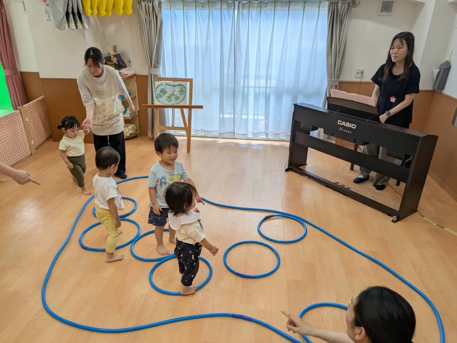 レッスン用のカスタネットとカードが机の上に並んでいる様子