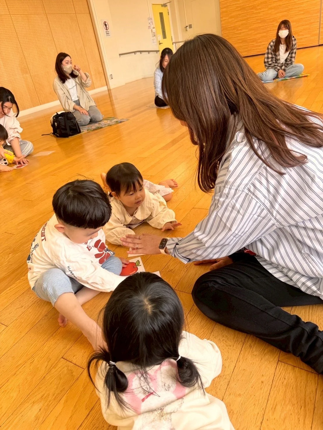 教室の机に置かれた譜面とペンと連絡ノート