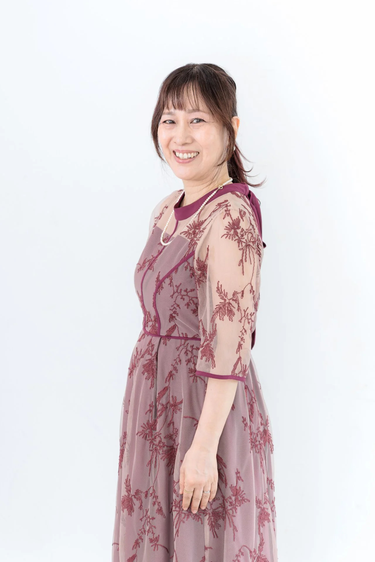 楽譜を見ながら親子に声をかける先生の上半身