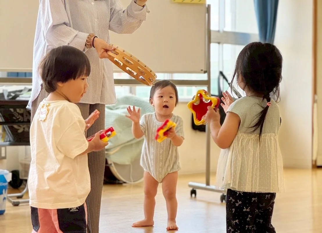 ピアノと小さな椅子が並ぶレッスン室の室内
